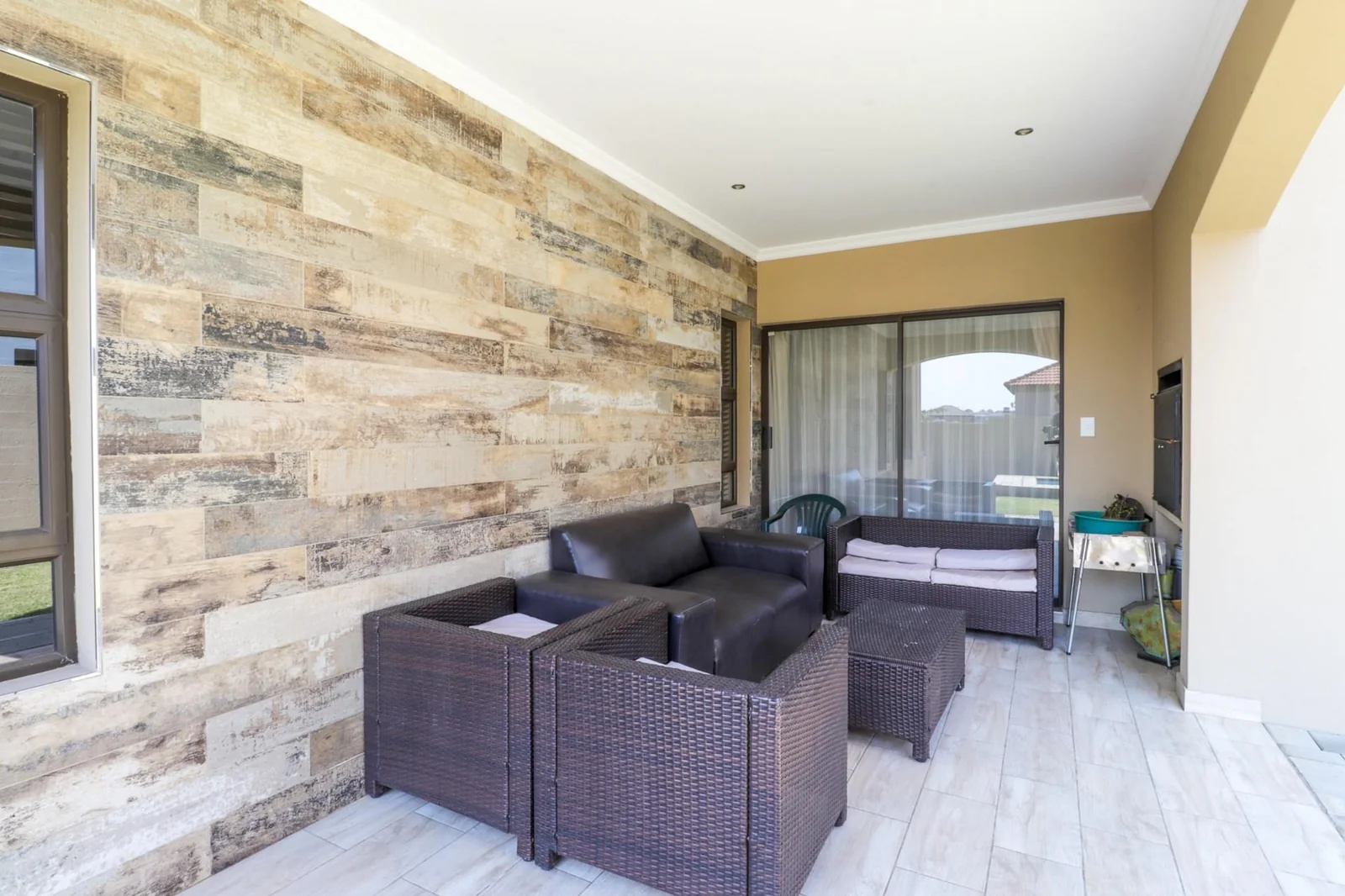 4 BEDS , , 2,5 BATHS, HELPERS QUARTERS, POOL