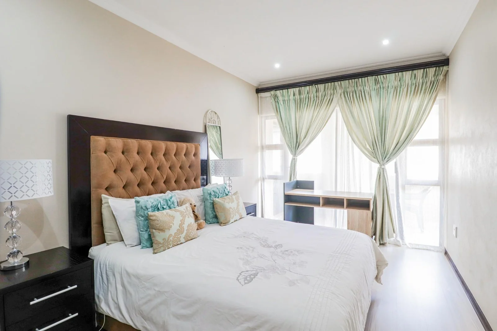 4 BEDS , , 2,5 BATHS, HELPERS QUARTERS, POOL