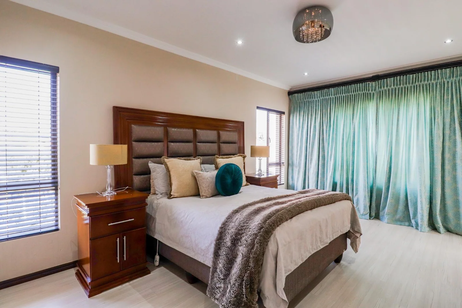 4 BEDS , , 2,5 BATHS, HELPERS QUARTERS, POOL