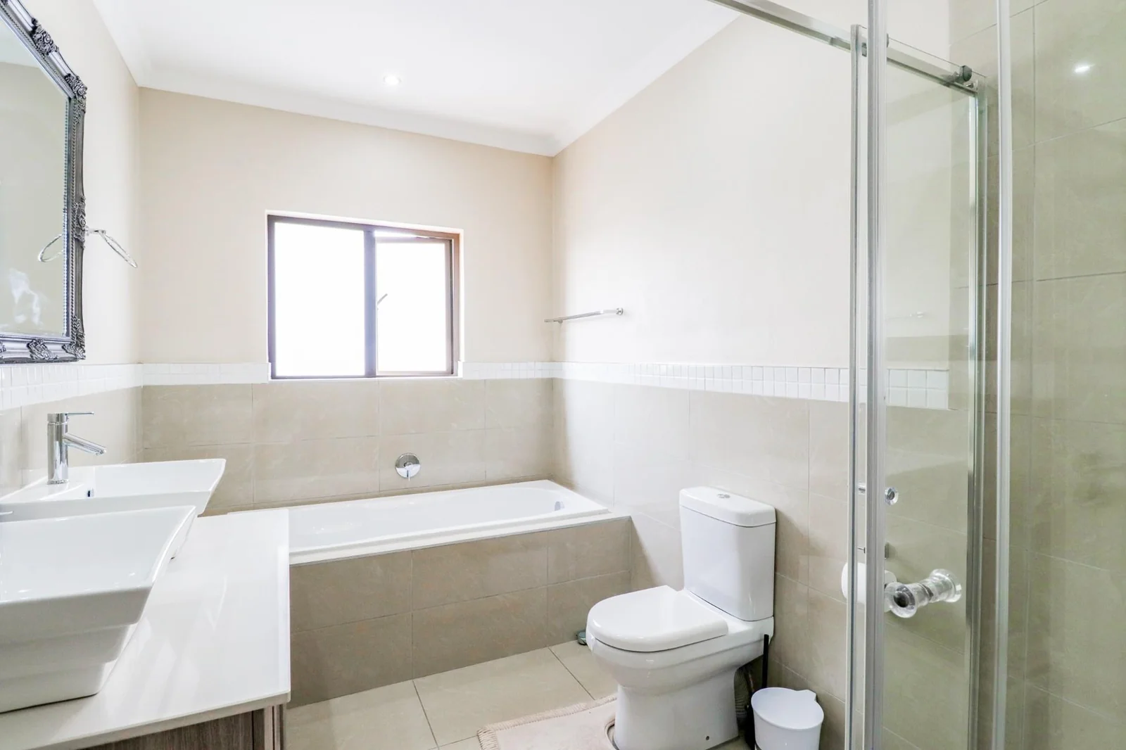 4 BEDS , , 2,5 BATHS, HELPERS QUARTERS, POOL