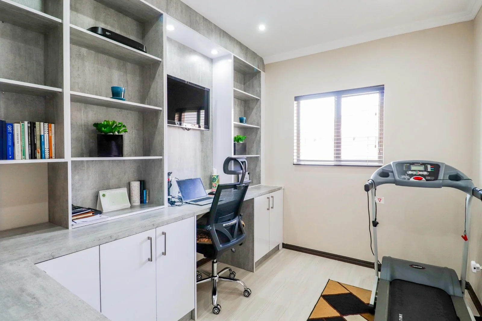 4 BEDS , , 2,5 BATHS, HELPERS QUARTERS, POOL