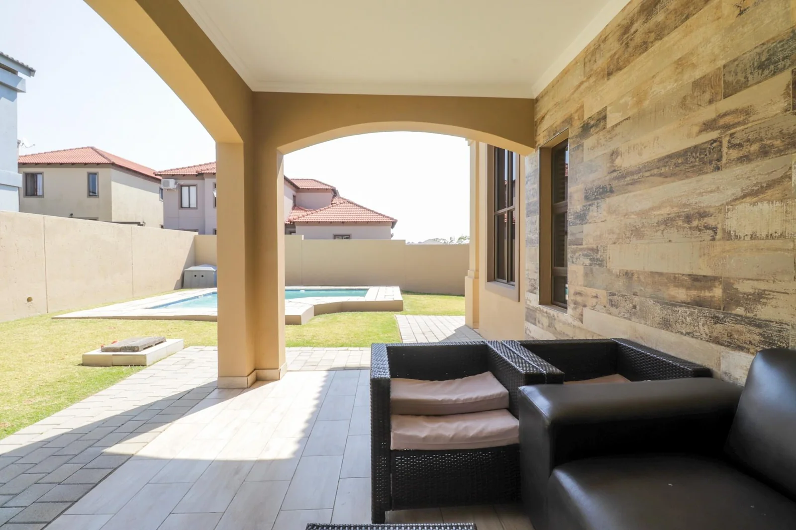 4 BEDS , , 2,5 BATHS, HELPERS QUARTERS, POOL