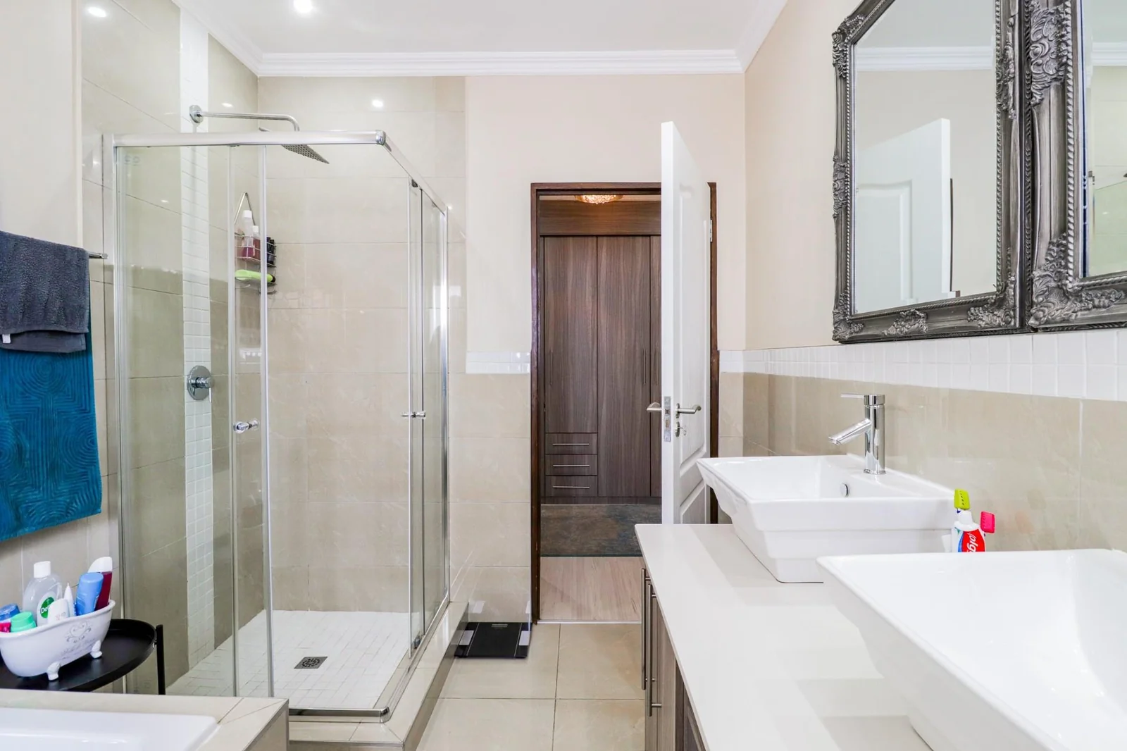 4 BEDS , , 2,5 BATHS, HELPERS QUARTERS, POOL