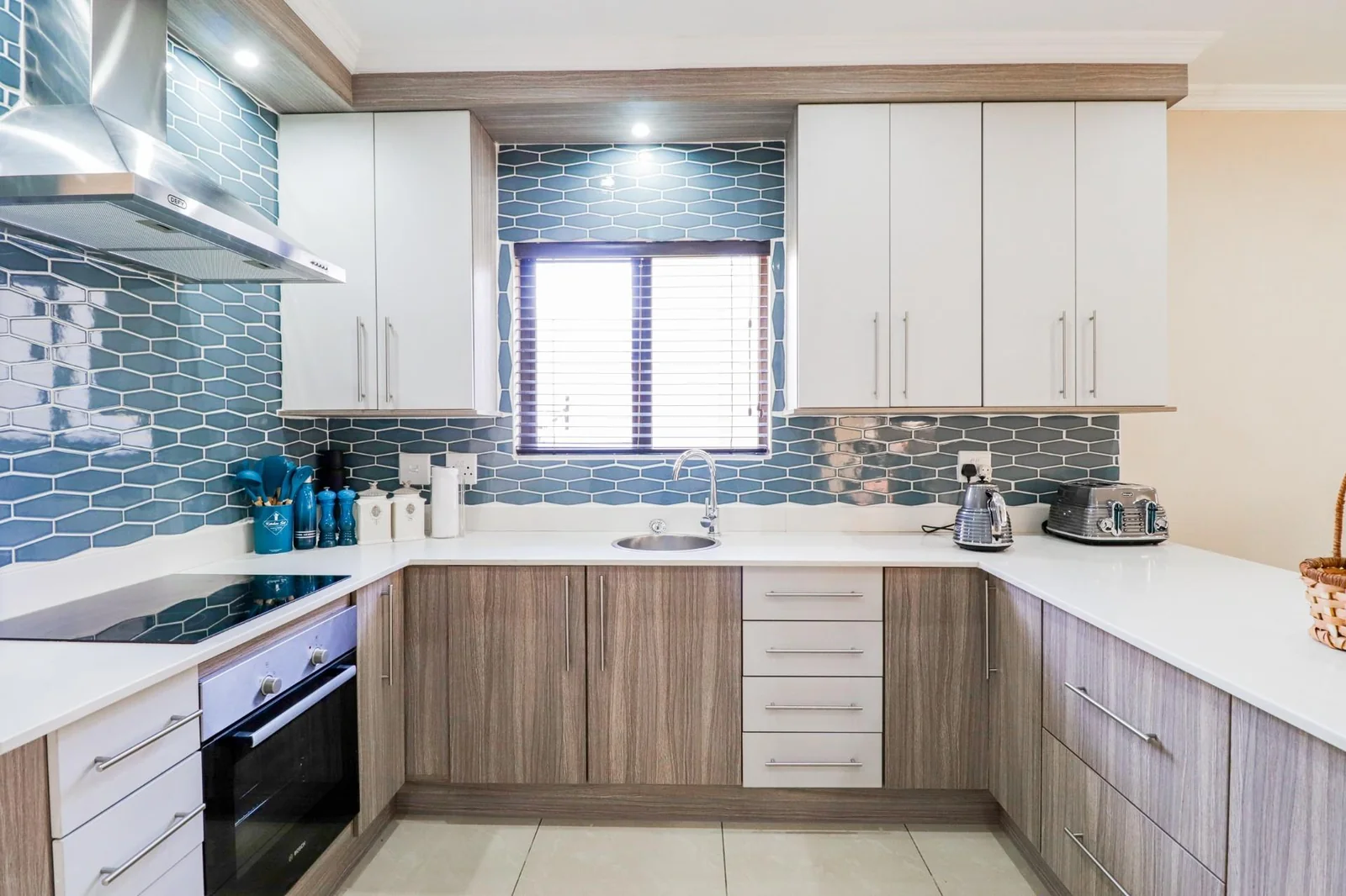 4 BEDS , , 2,5 BATHS, HELPERS QUARTERS, POOL