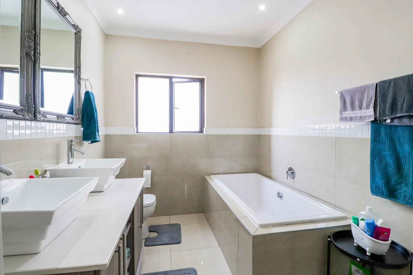 4 BEDS , , 2,5 BATHS, HELPERS QUARTERS, POOL