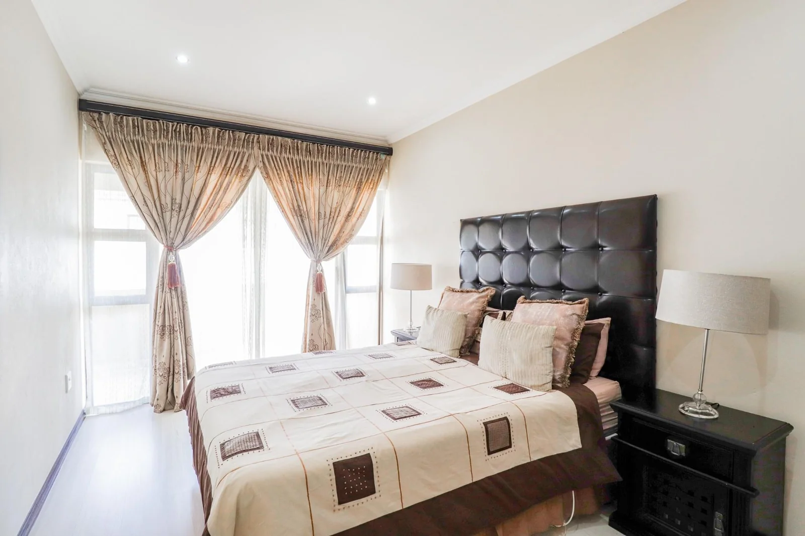 4 BEDS , , 2,5 BATHS, HELPERS QUARTERS, POOL