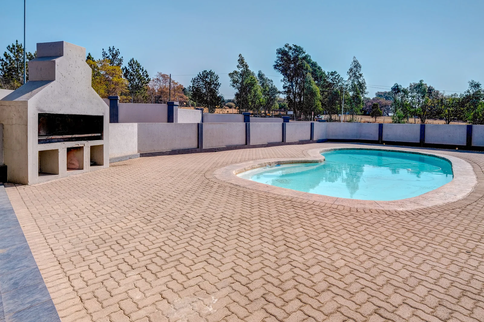 2 Bedroom 2 Bathroom Ground Floor Unit with exclusive use garden