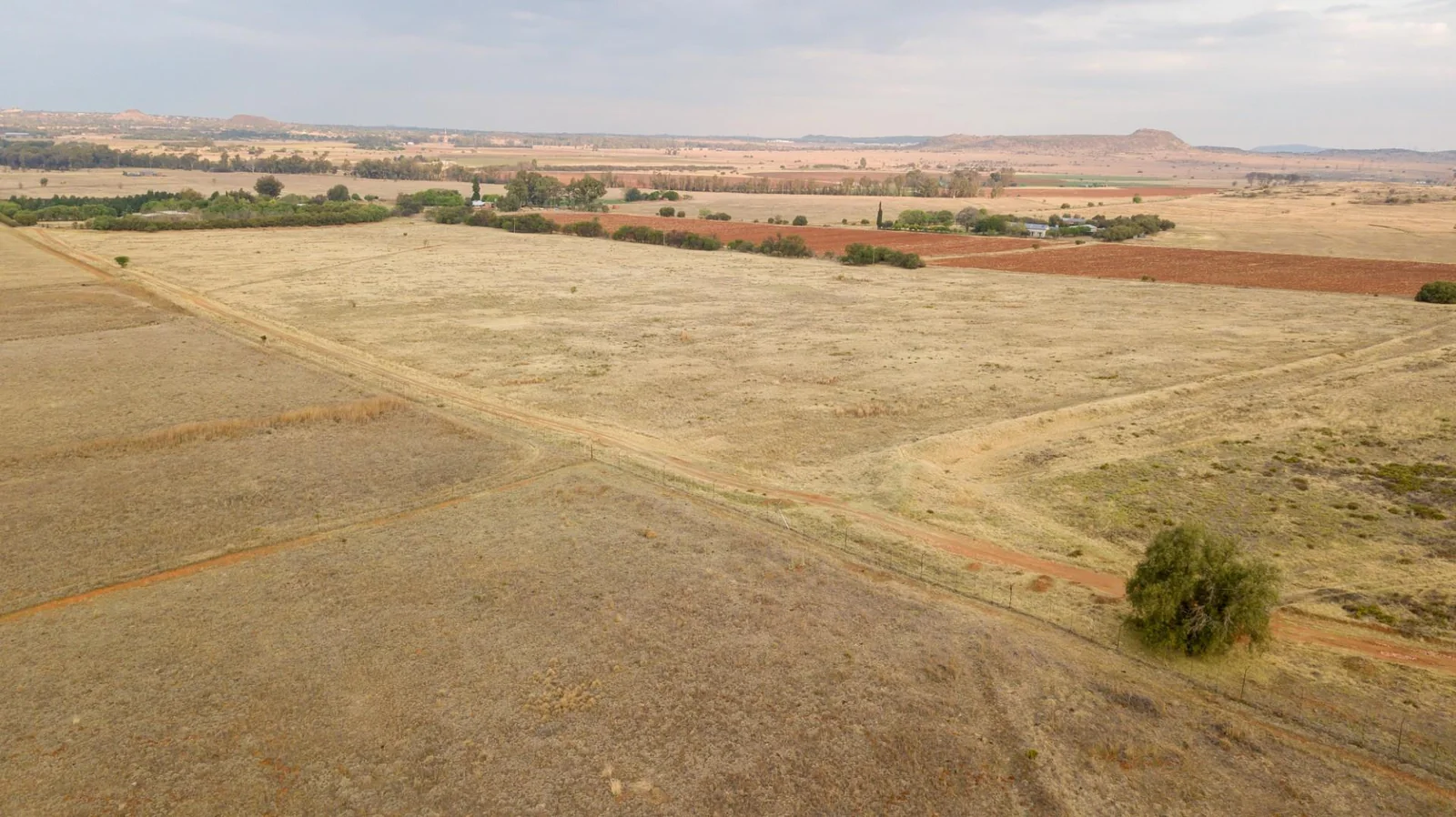 Not just land - this agricultural holding measuring 21.79ha offers 360° views including sunsets - close to the city situated in Bainsvei