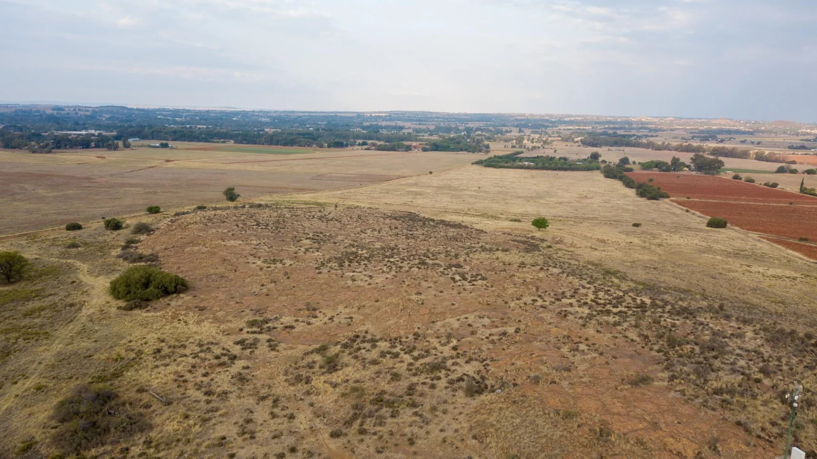 Not just land - this agricultural holding measuring 21.79ha offers 360° views including sunsets - close to the city situated in Bainsvei