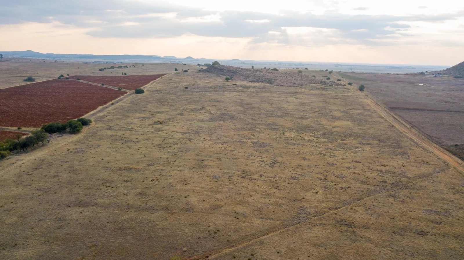 Not just land - this agricultural holding measuring 21.79ha offers 360° views including sunsets - close to the city situated in Bainsvei