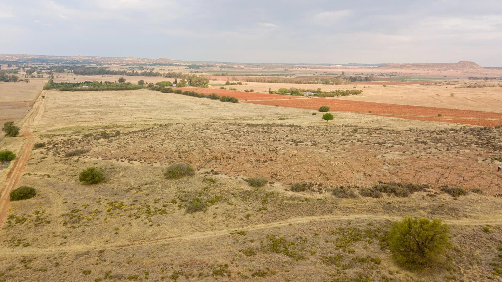 Not just land - this agricultural holding measuring 21.79ha offers 360° views including sunsets - close to the city situated in Bainsvei