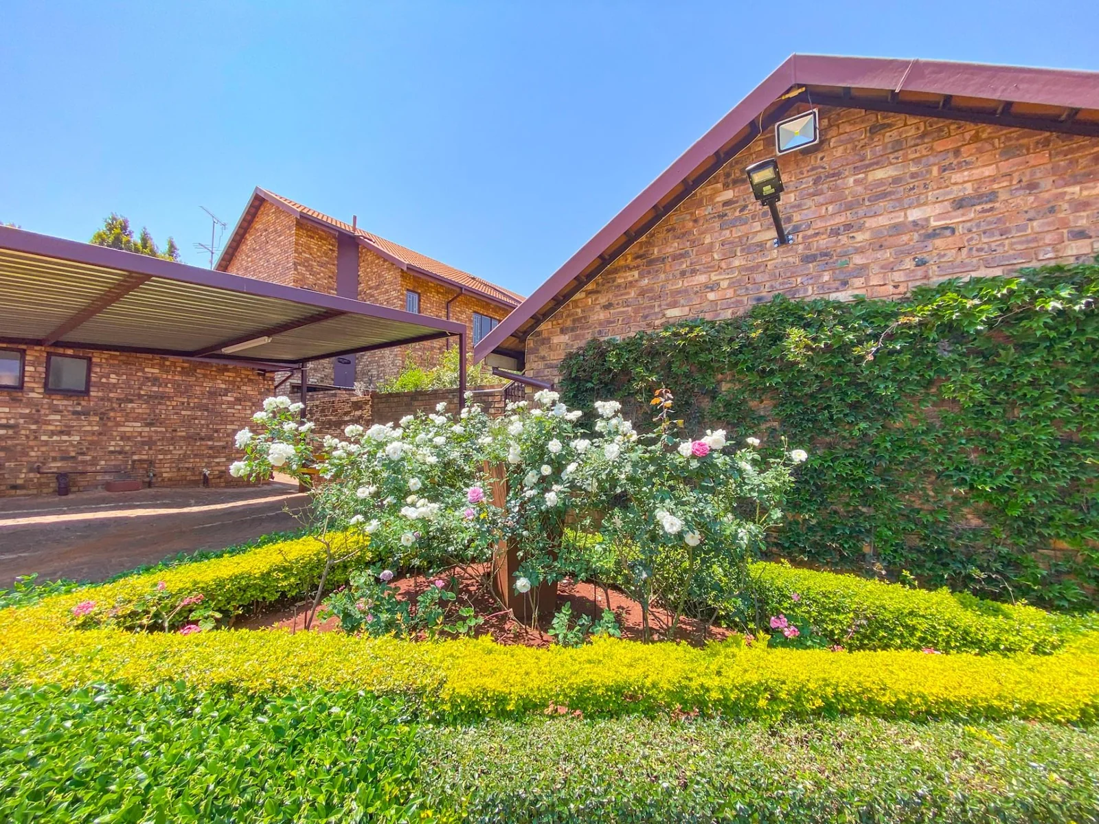 2 Bedroom Apartment To Let in a quiet complex within Pierre van Ryneveld<br/>*Perfect for Young Professionals* Occupation date : 1 May 2026