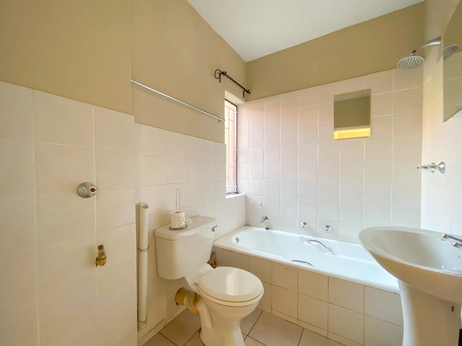 2 Bedroom Apartment To Let in a quiet complex within Pierre van Ryneveld<br/>*Perfect for Young Professionals* Occupation date : 1 May 2026