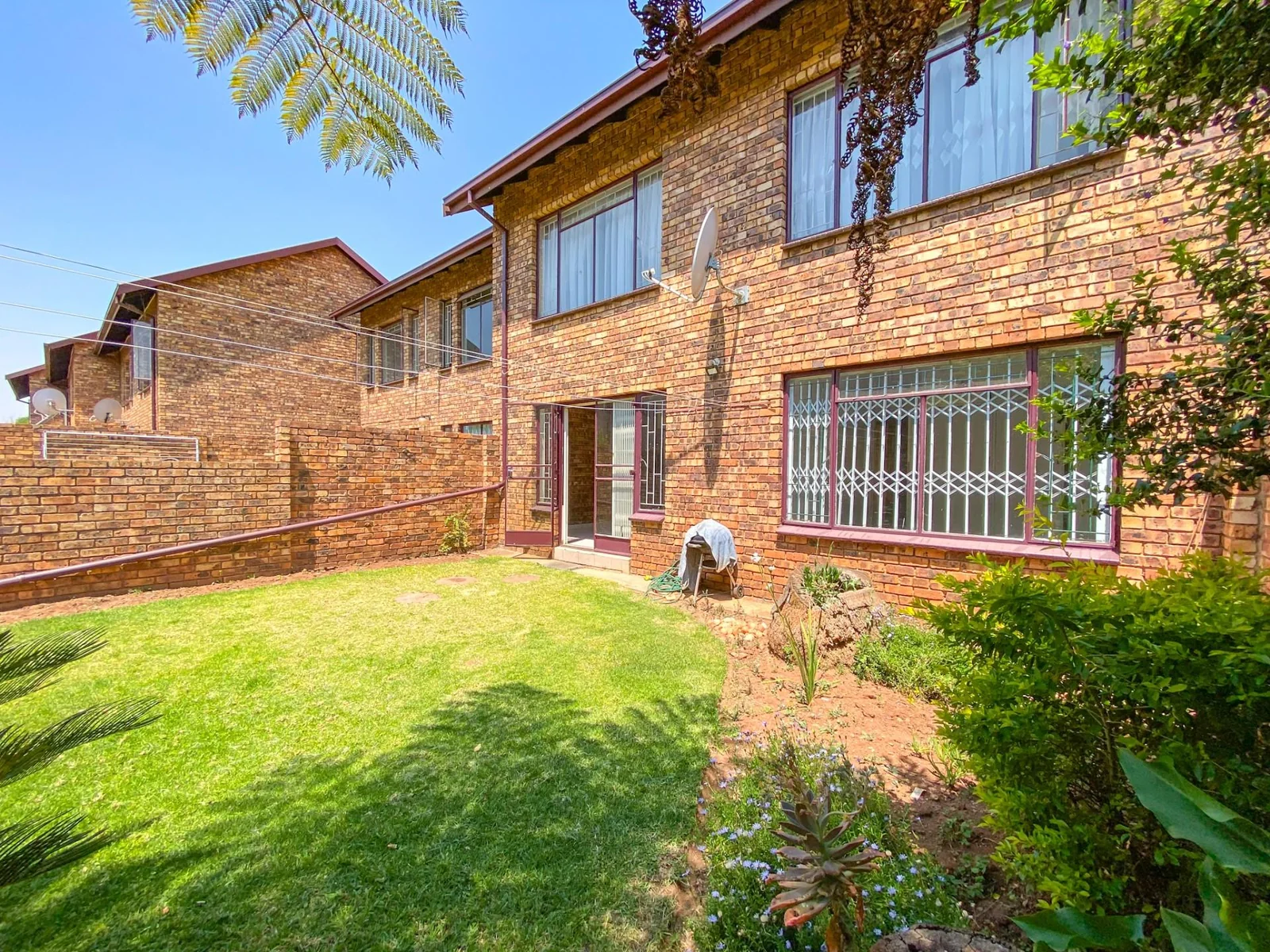 2 Bedroom Apartment To Let in a quiet complex within Pierre van Ryneveld<br/>*Perfect for Young Professionals* Occupation date : 1 May 2026