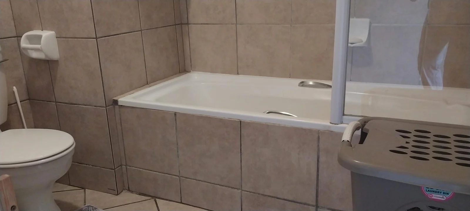 Beautiful 2 Beds Apartment  1st floor with  Lock up Garage