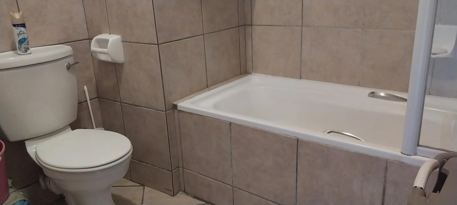 Beautiful 2 Beds Apartment  1st floor with  Lock up Garage