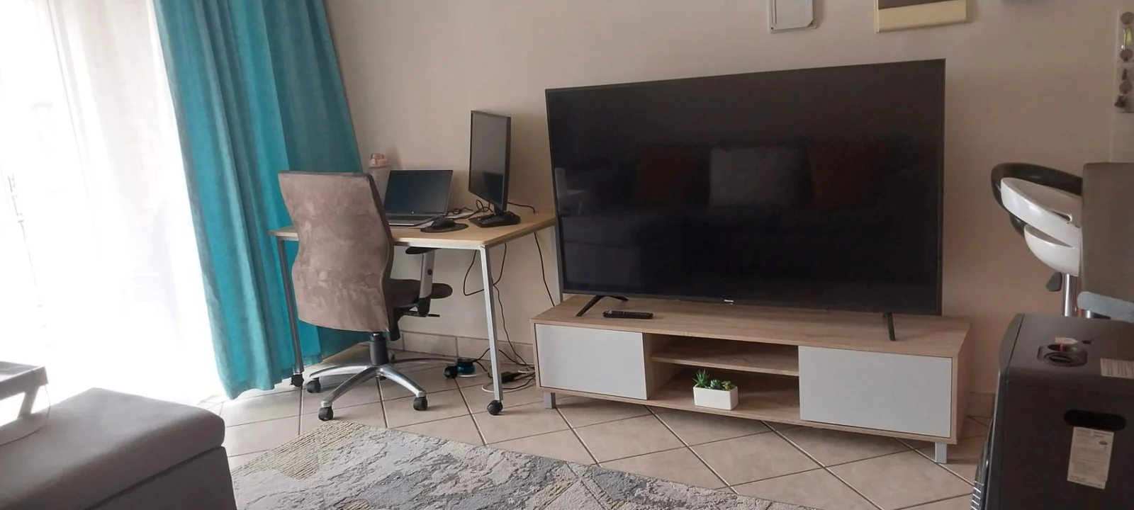 Beautiful 2 Beds Apartment  1st floor with  Lock up Garage