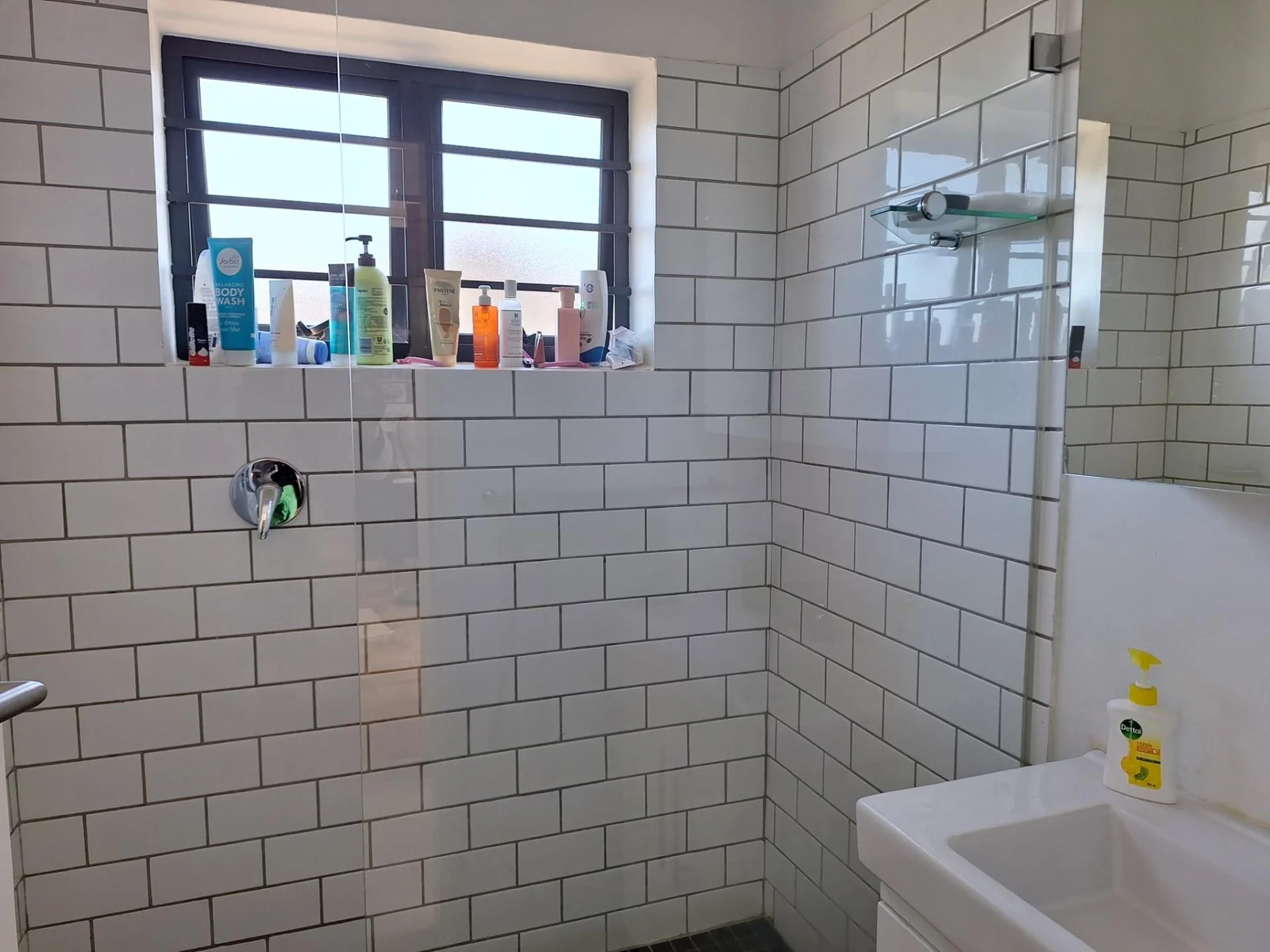 Rooms Available - House  in La Colline