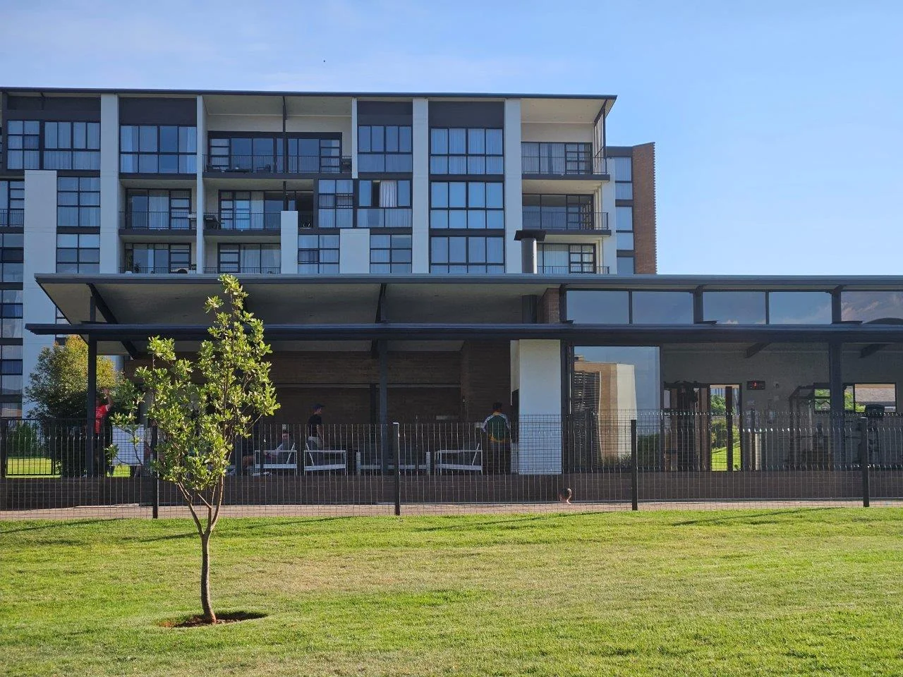 CALLING INVESTORS I  THE LUXURY OF LOCK-UP-AND-GO FOR PROFESSIONALS.