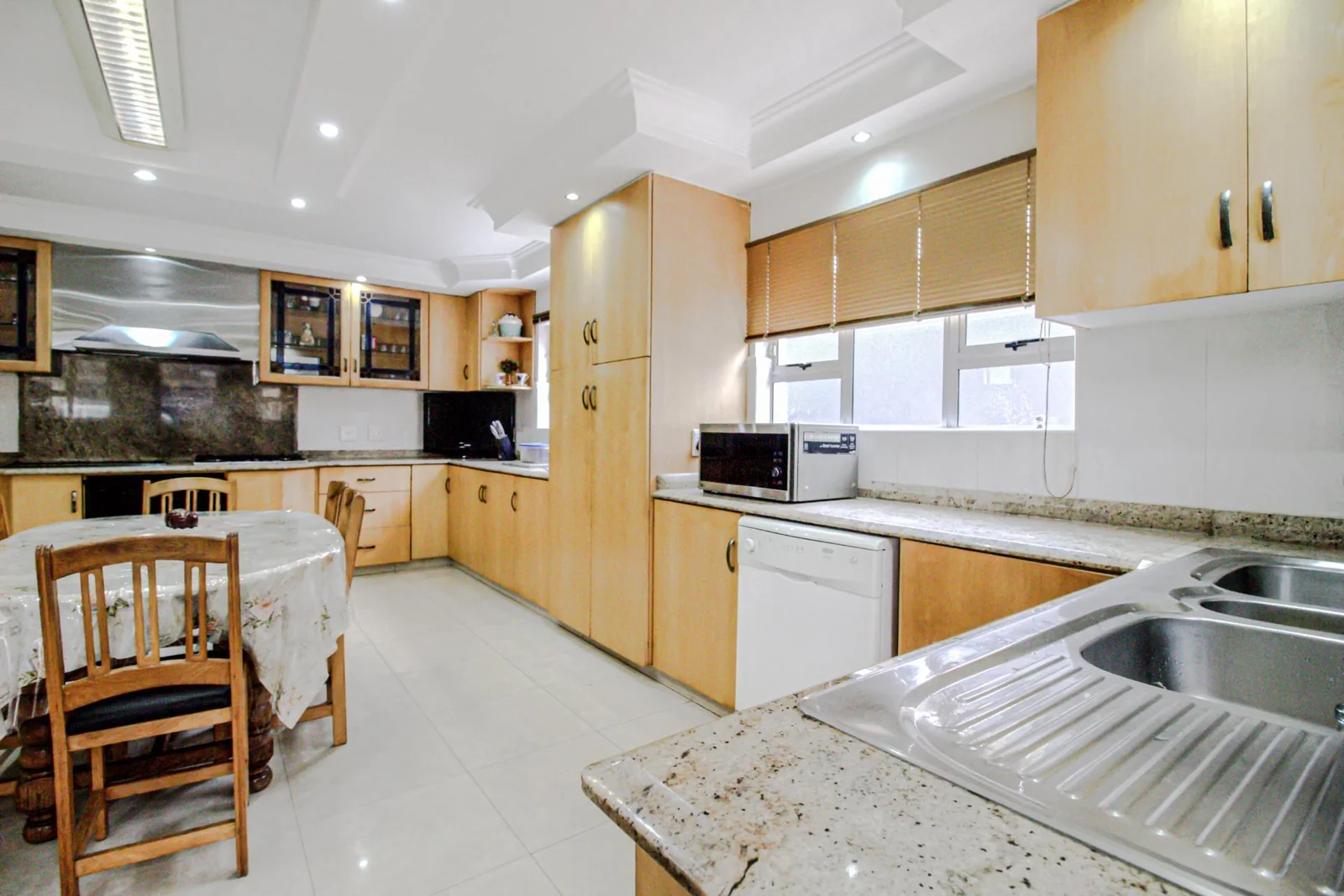 FAMILY HOME WITH 2 X  EXTRA APARTMENTS PLUS