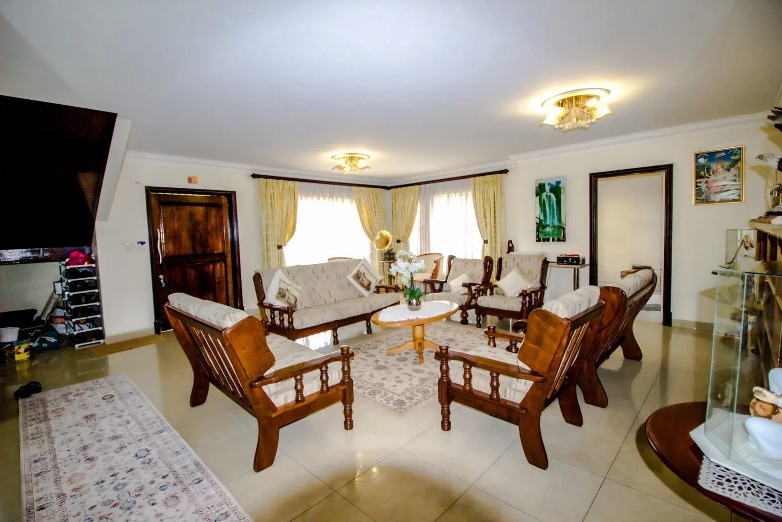 FAMILY HOME WITH 2 X  EXTRA APARTMENTS PLUS