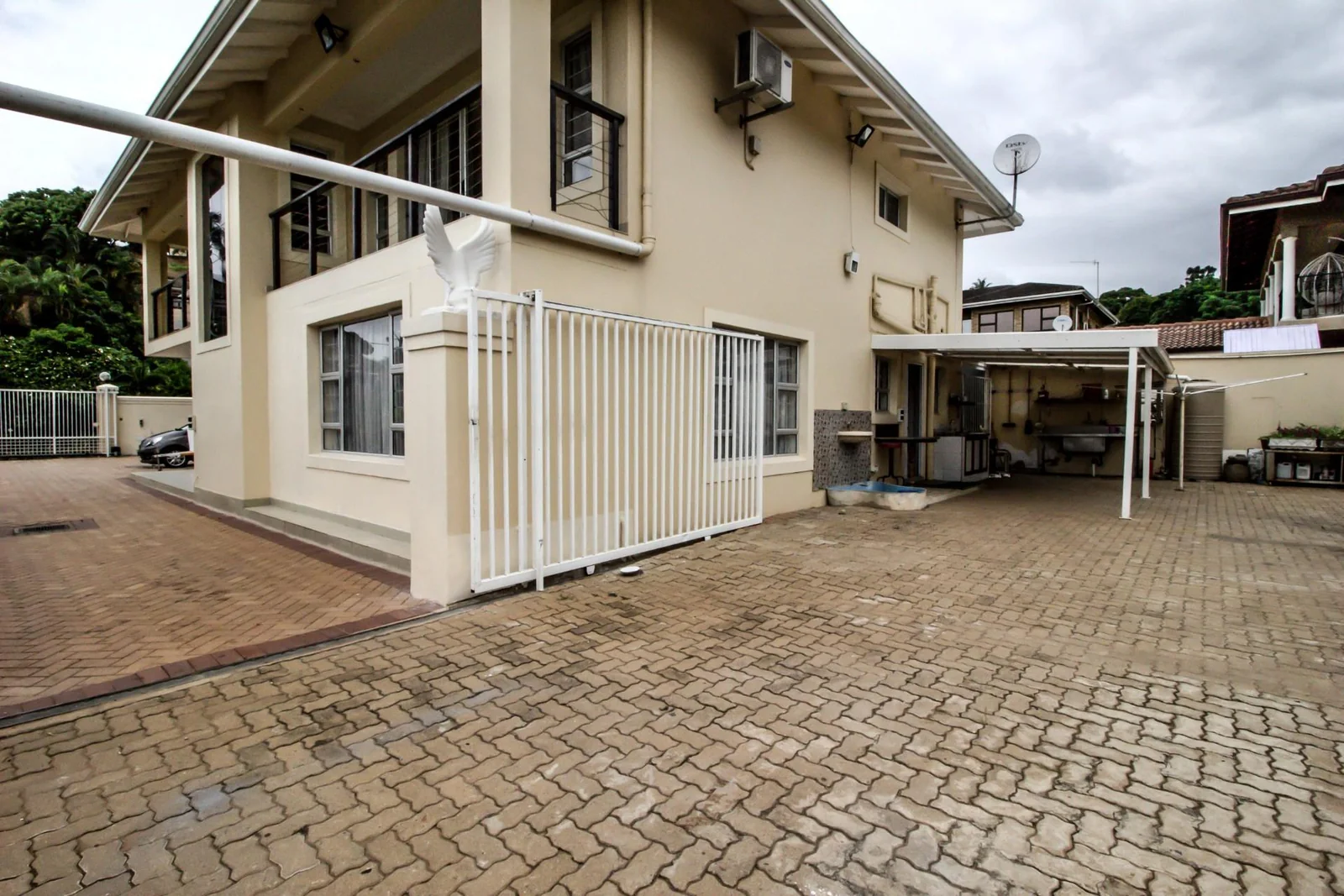 FAMILY HOME WITH 2 X  EXTRA APARTMENTS PLUS