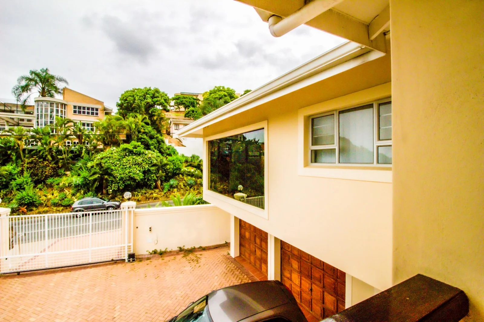 FAMILY HOME WITH 2 X  EXTRA APARTMENTS PLUS