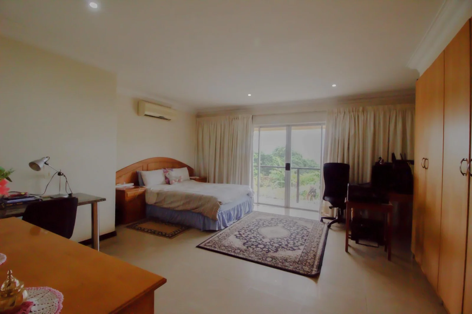 FAMILY HOME WITH 2 X  EXTRA APARTMENTS PLUS