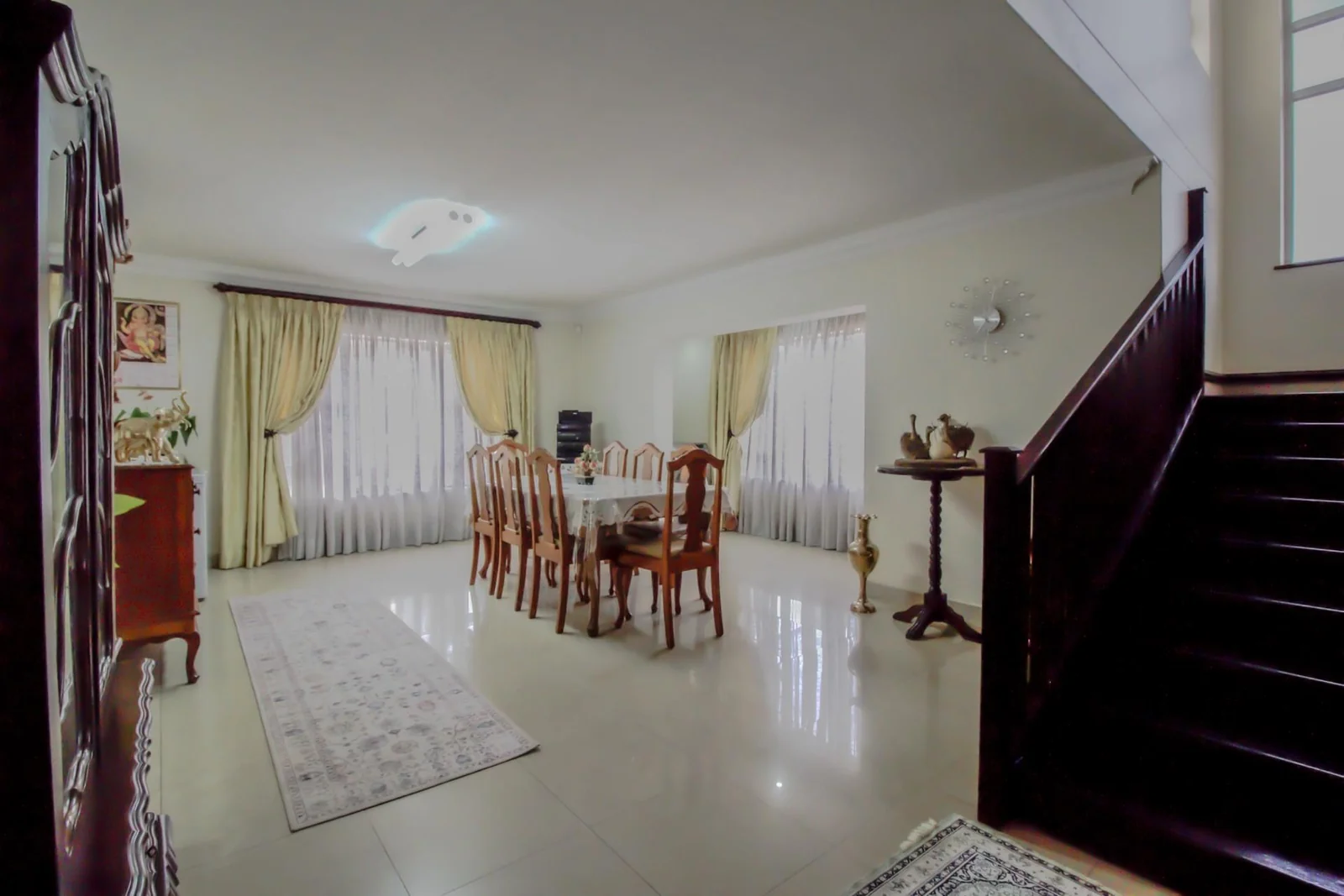 FAMILY HOME WITH 2 X  EXTRA APARTMENTS PLUS