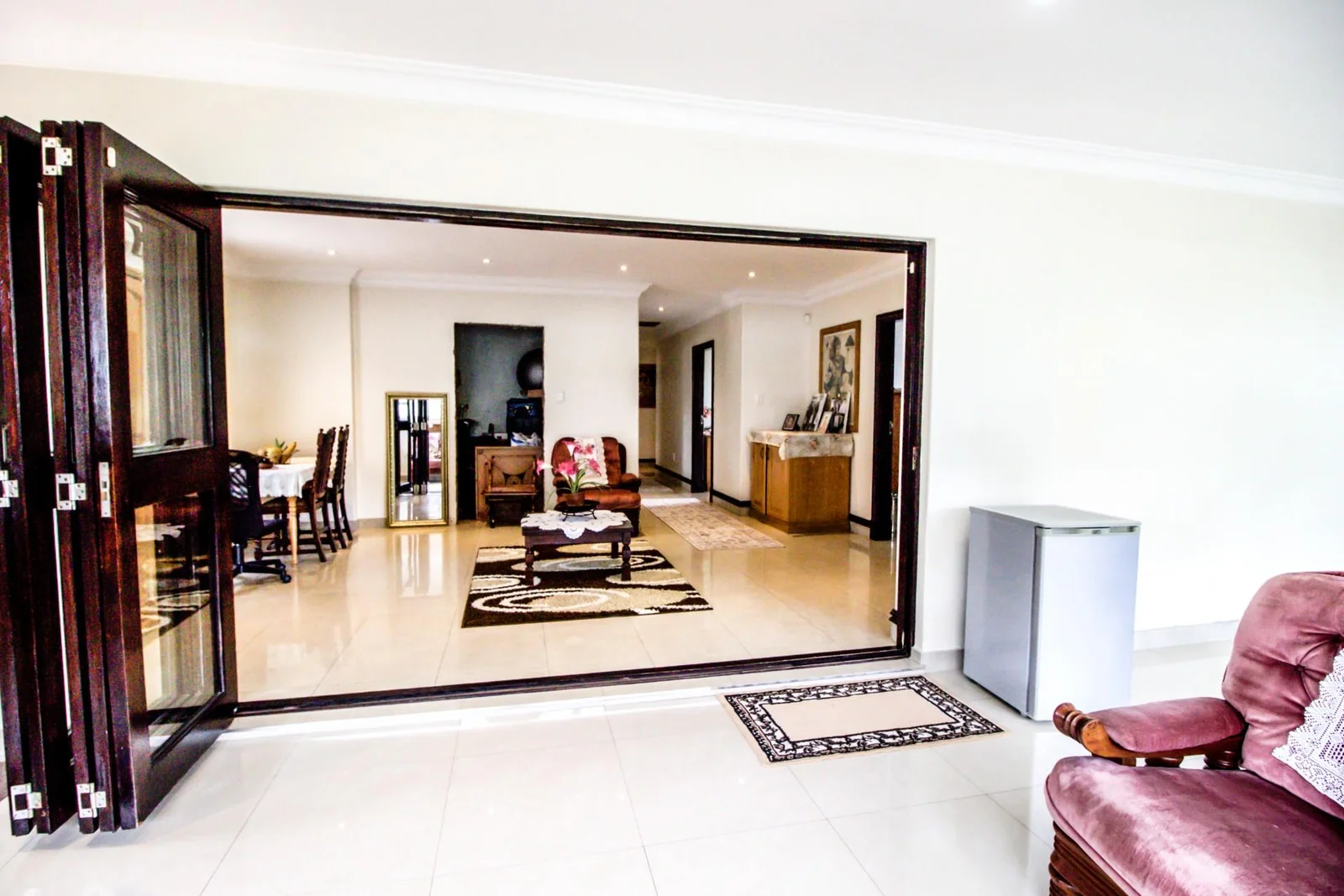 FAMILY HOME WITH 2 X  EXTRA APARTMENTS PLUS