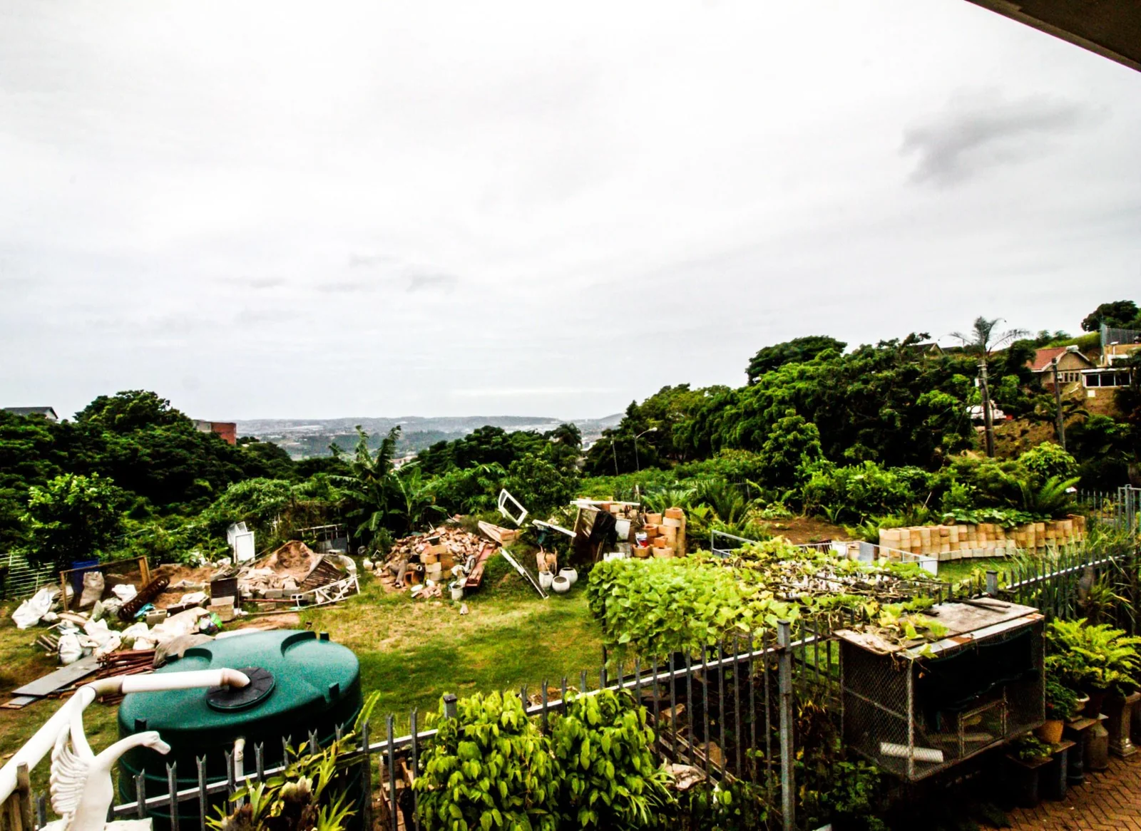 FAMILY HOME WITH 2 X  EXTRA APARTMENTS PLUS