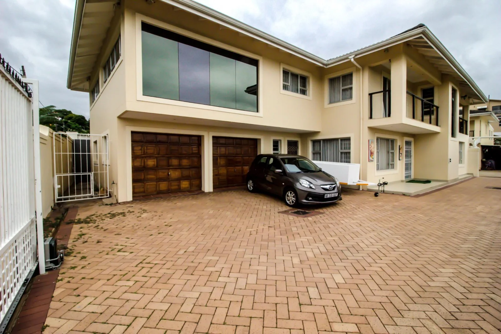 FAMILY HOME WITH 2 X  EXTRA APARTMENTS PLUS