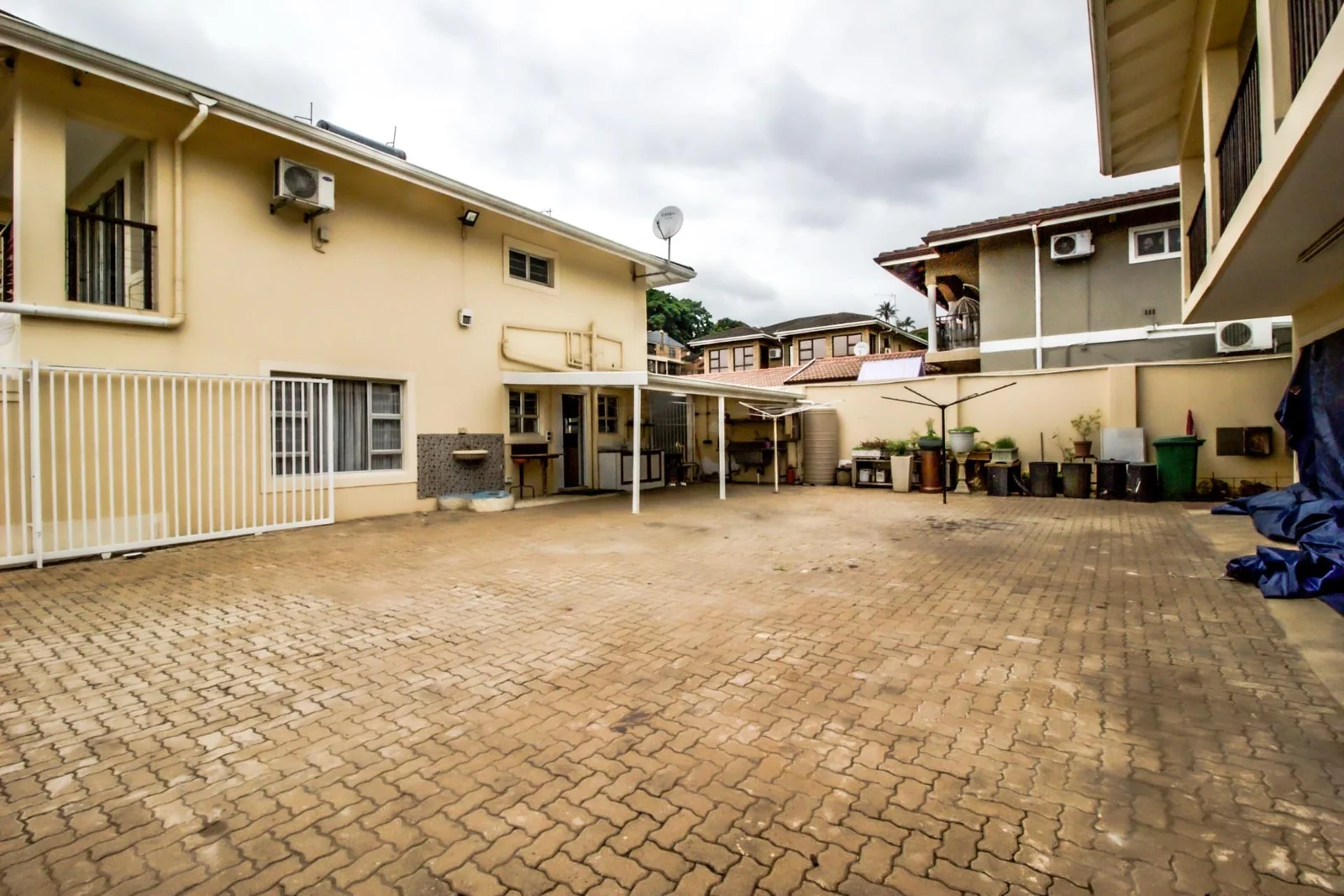 FAMILY HOME WITH 2 X  EXTRA APARTMENTS PLUS