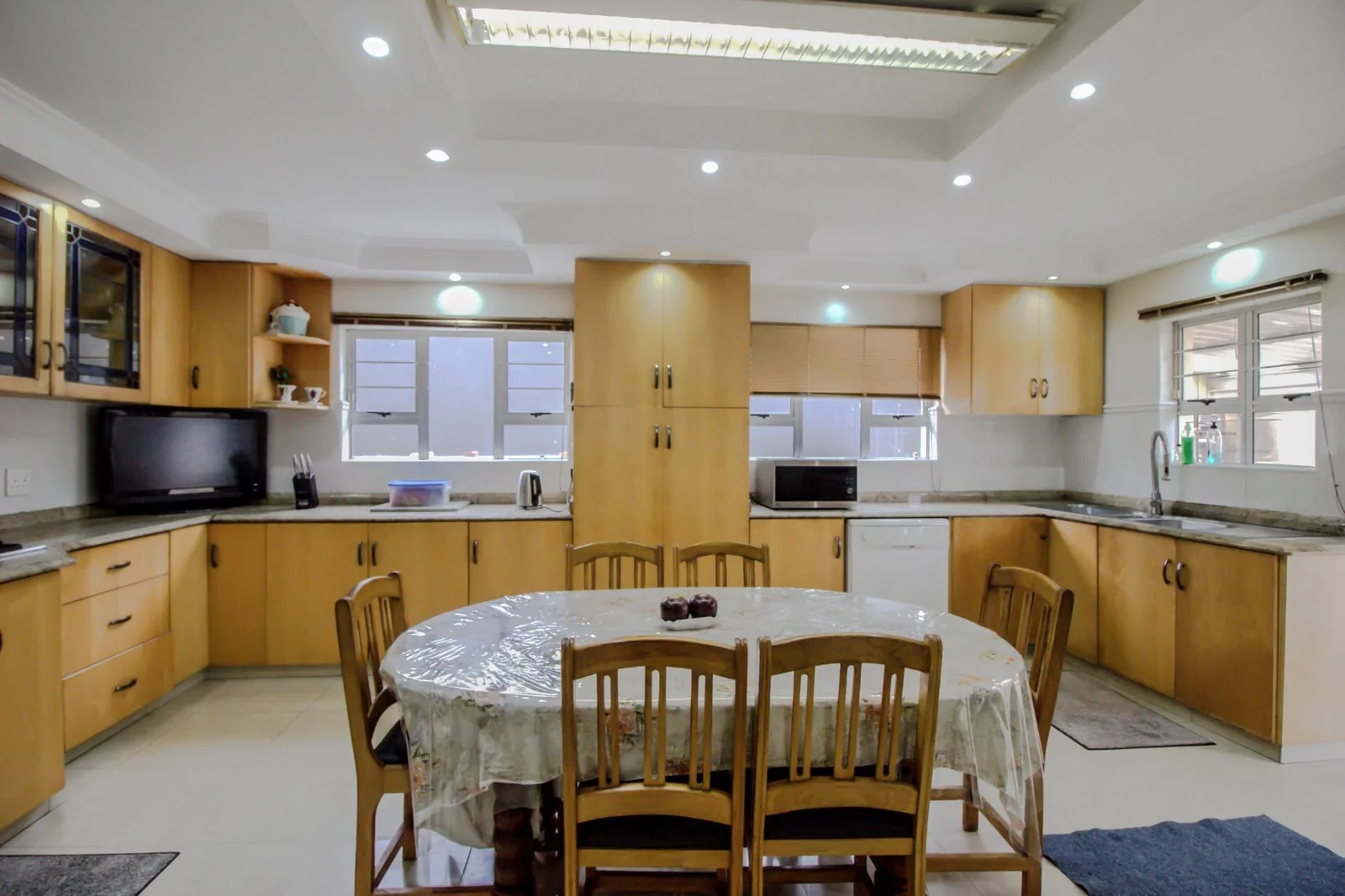 FAMILY HOME WITH 2 X  EXTRA APARTMENTS PLUS