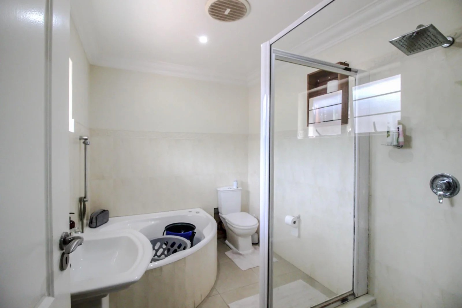 FAMILY HOME WITH 2 X  EXTRA APARTMENTS PLUS