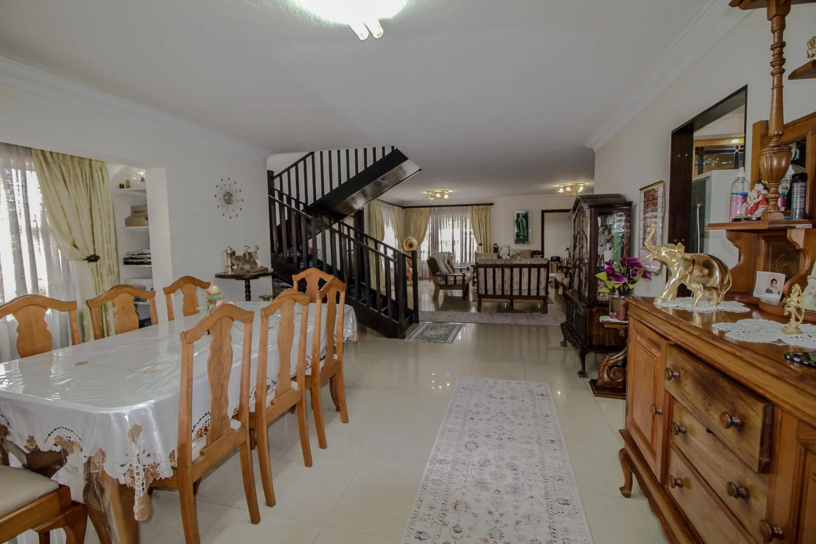 FAMILY HOME WITH 2 X  EXTRA APARTMENTS PLUS