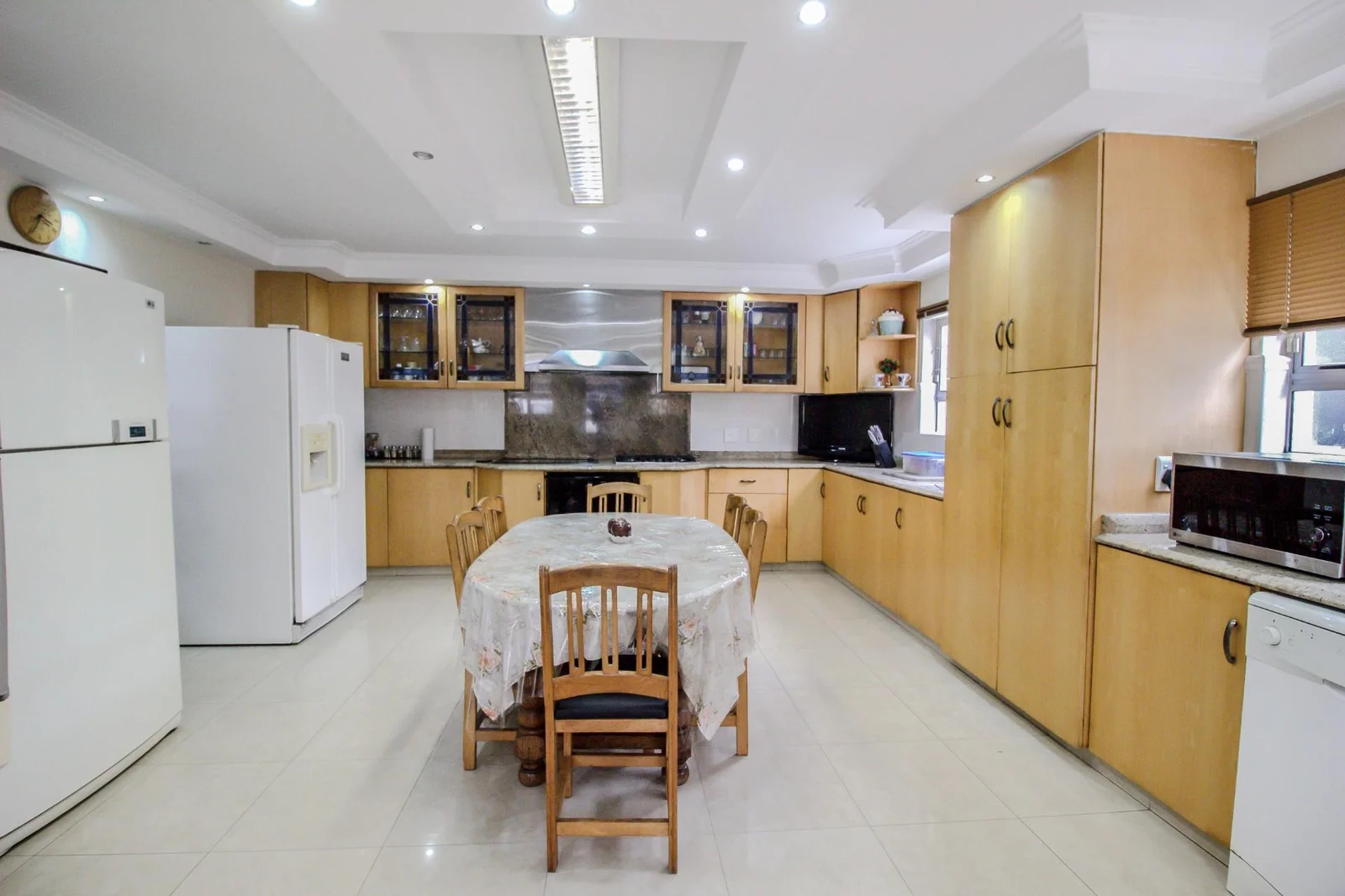 FAMILY HOME WITH 2 X  EXTRA APARTMENTS PLUS