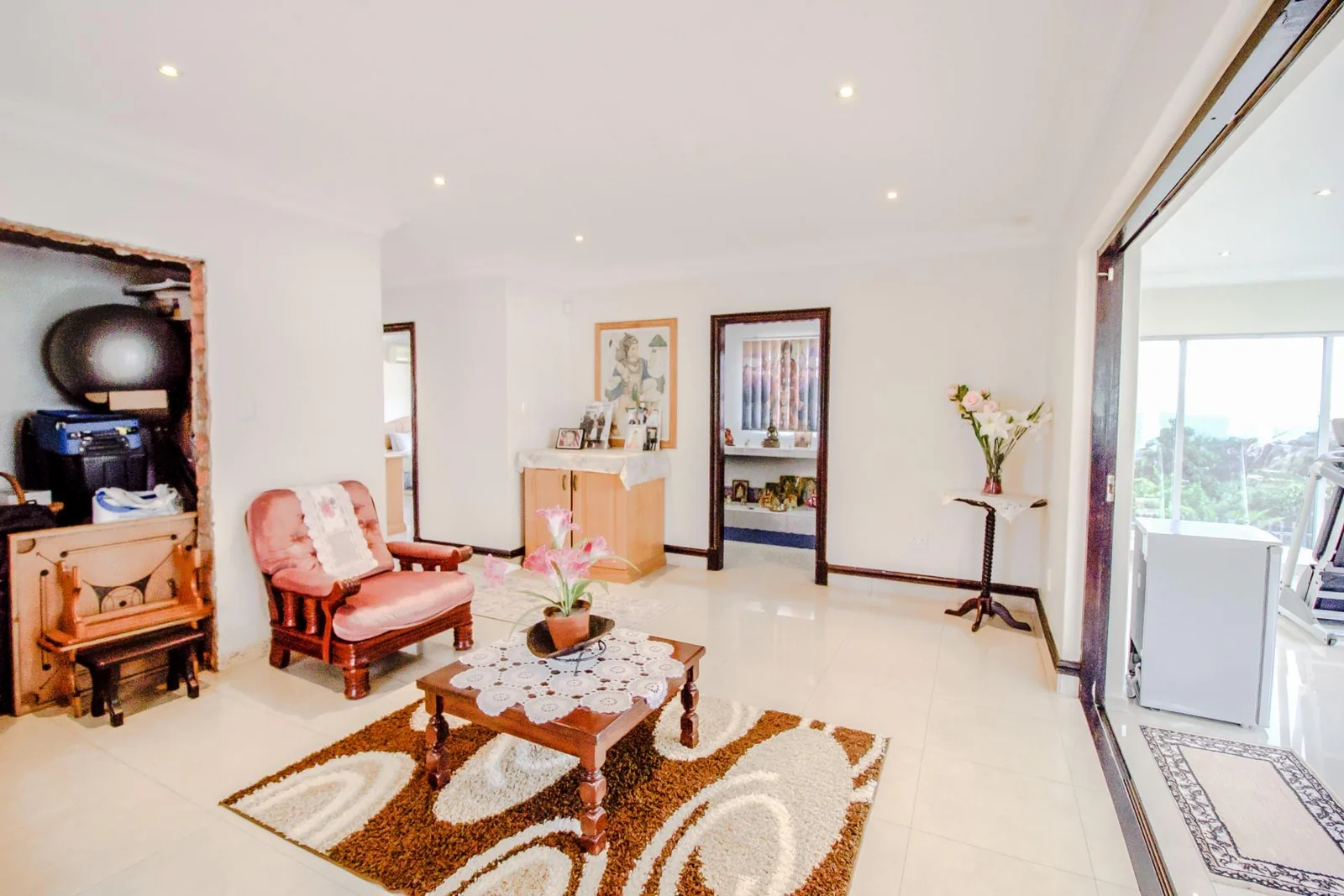 FAMILY HOME WITH 2 X  EXTRA APARTMENTS PLUS