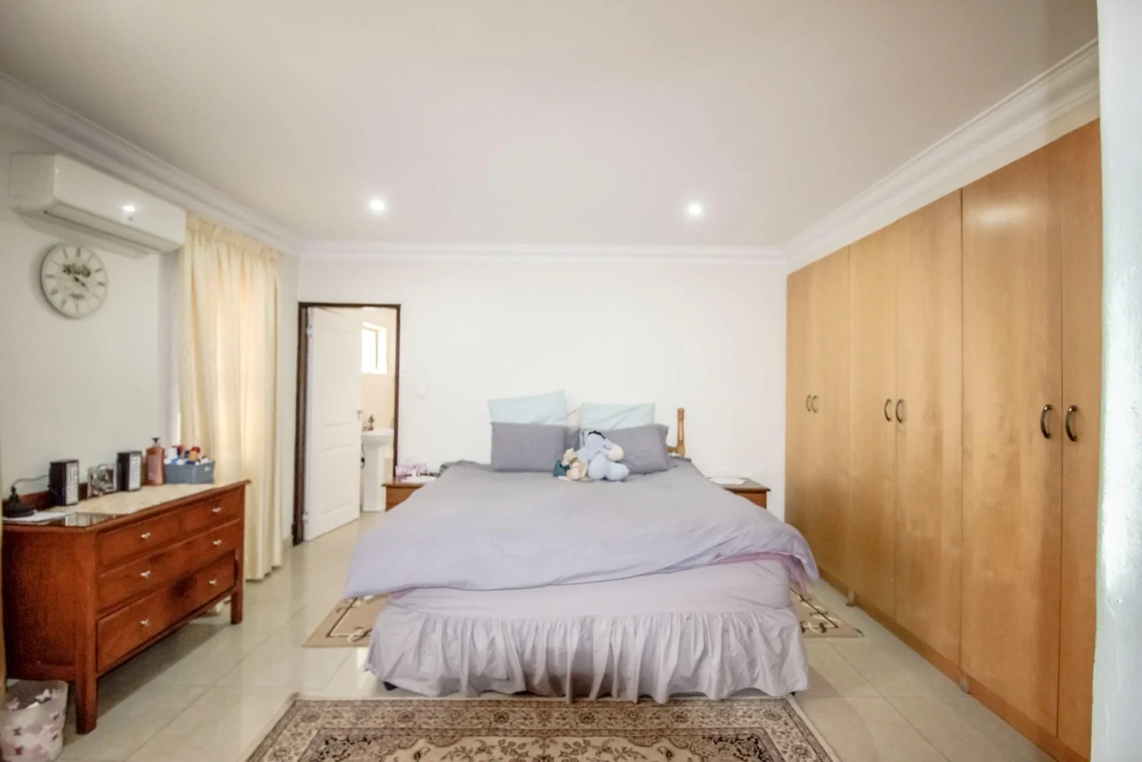 FAMILY HOME WITH 2 X  EXTRA APARTMENTS PLUS