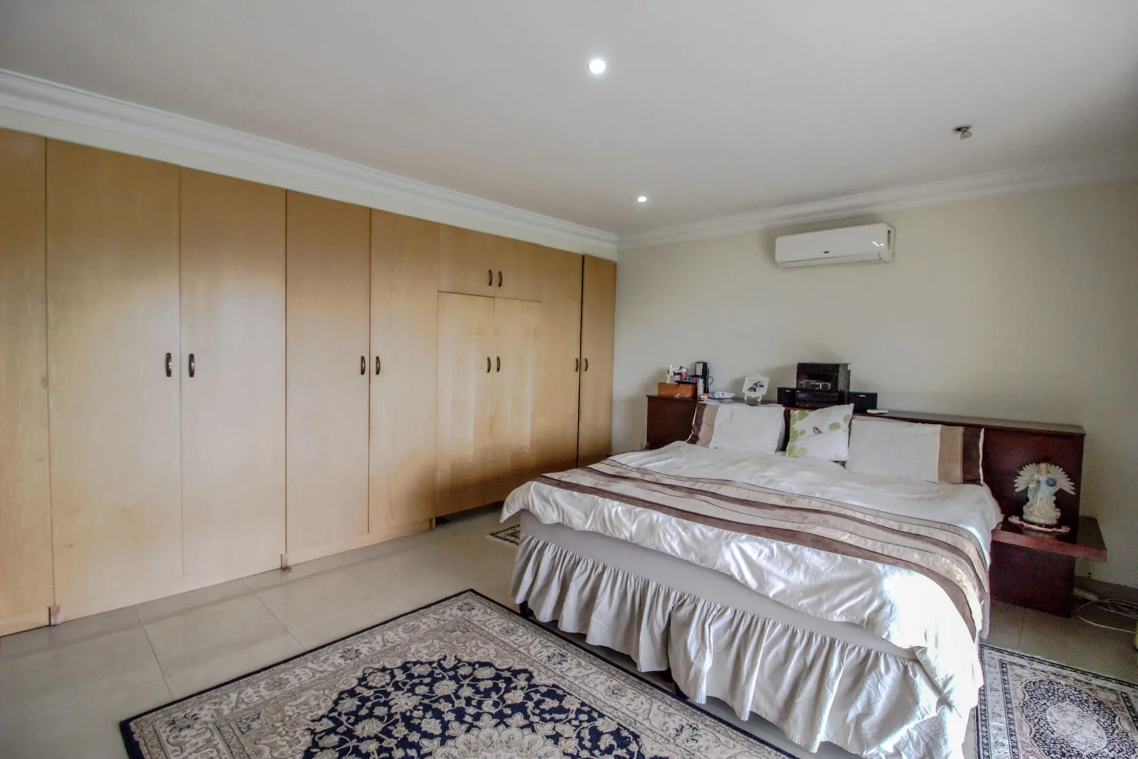 FAMILY HOME WITH 2 X  EXTRA APARTMENTS PLUS