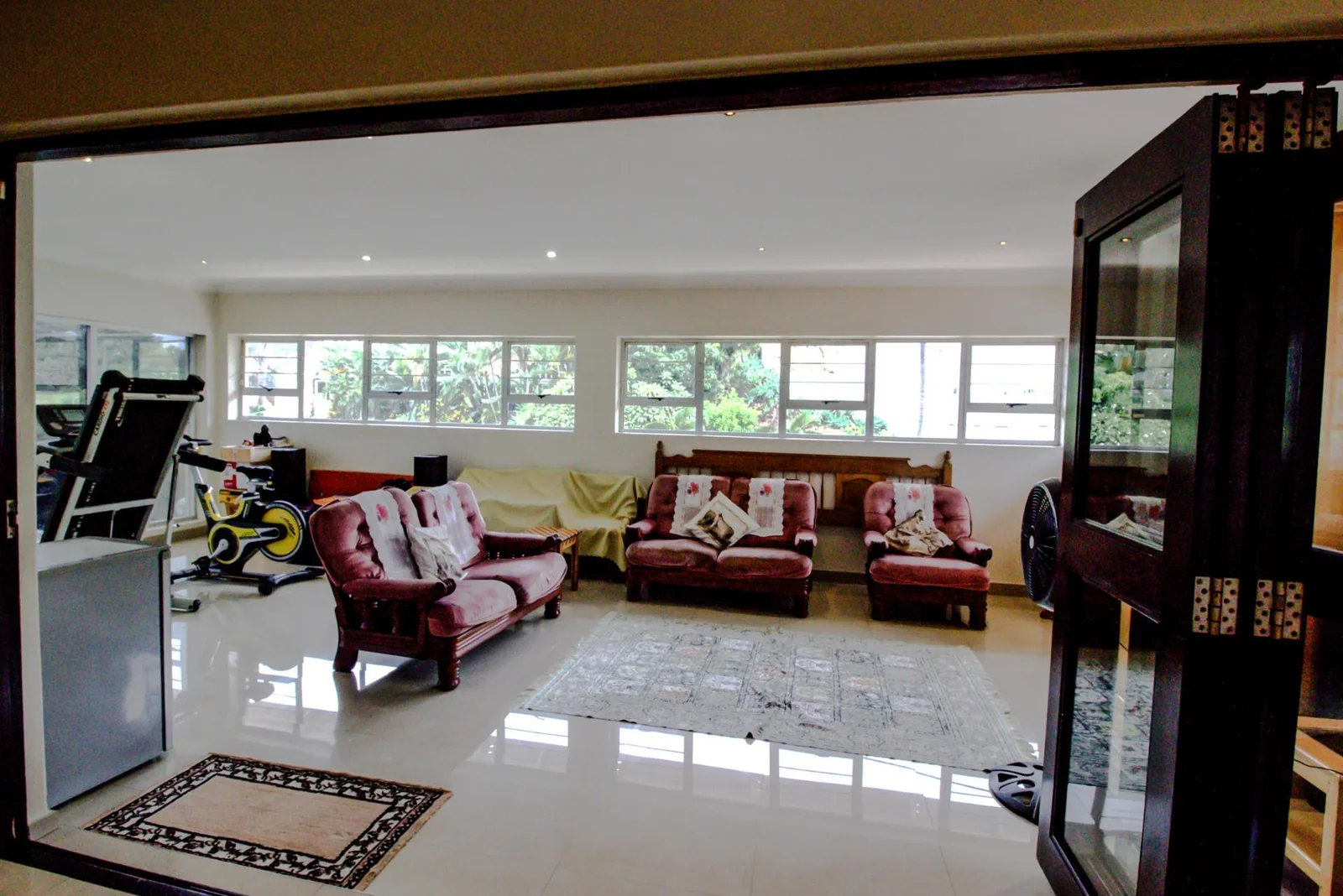 FAMILY HOME WITH 2 X  EXTRA APARTMENTS PLUS