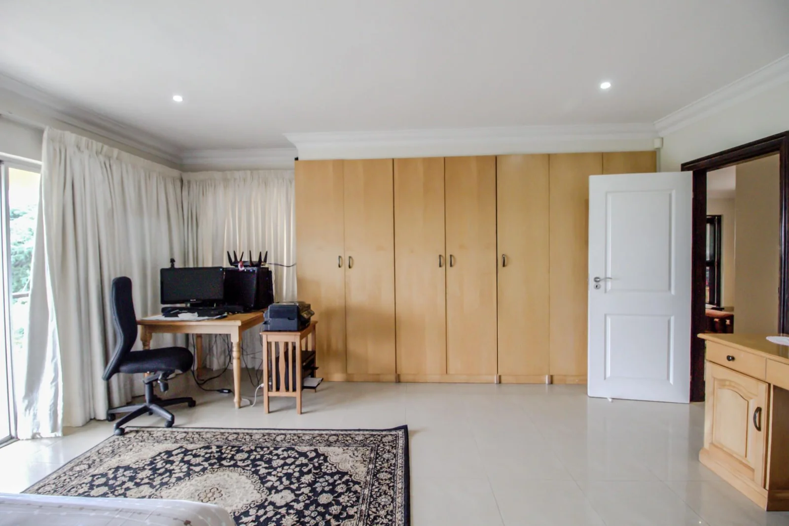 FAMILY HOME WITH 2 X  EXTRA APARTMENTS PLUS