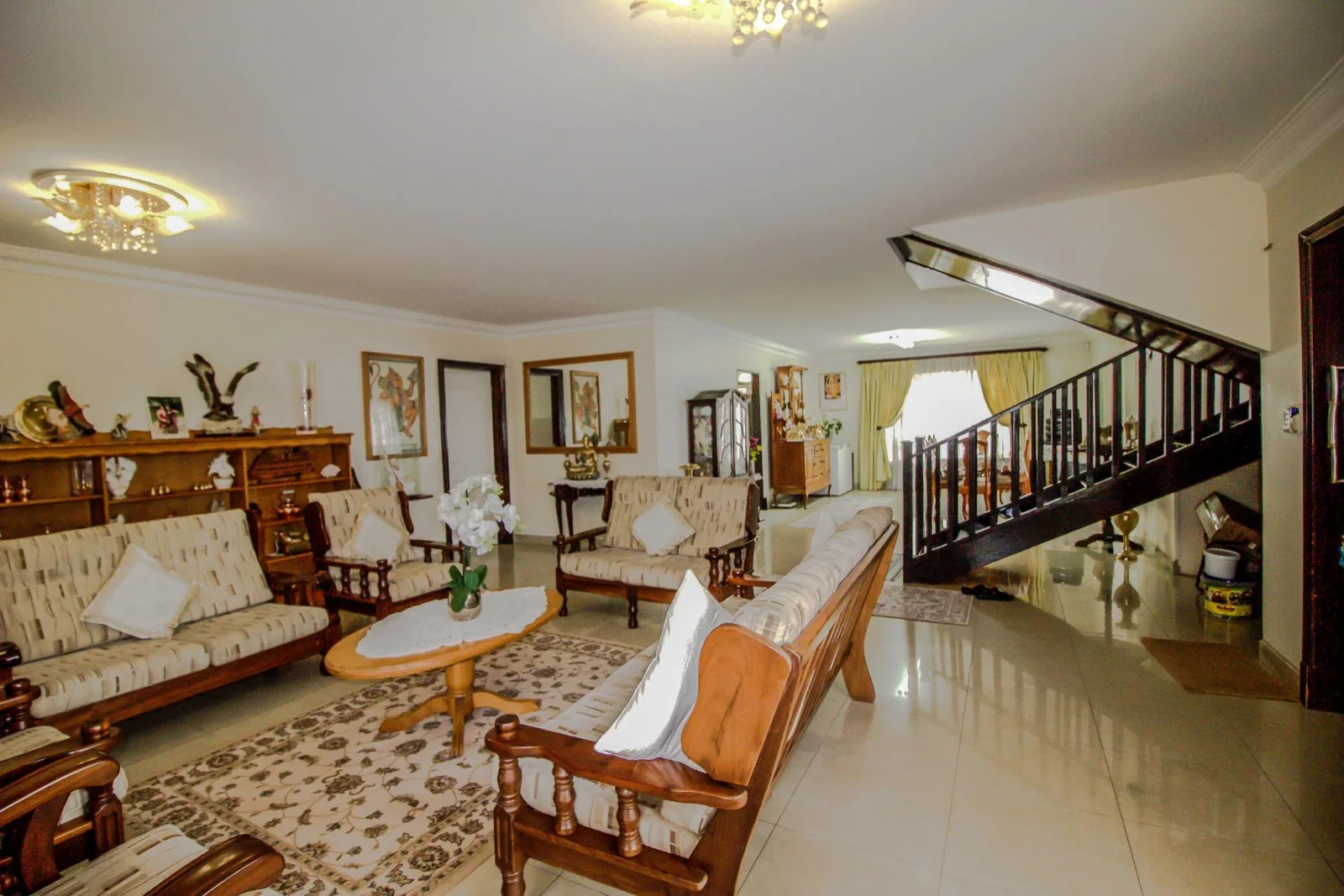 FAMILY HOME WITH 2 X  EXTRA APARTMENTS PLUS