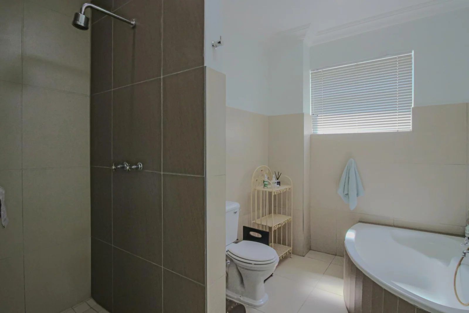 EXPERIENCE THE PINNACLE OF FAMILY LIVING – EXCLUSIVE MANDATED