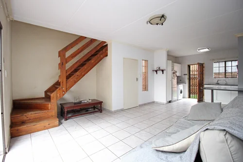 11 Cabernet, Wilgeheuwel, Roodepoort