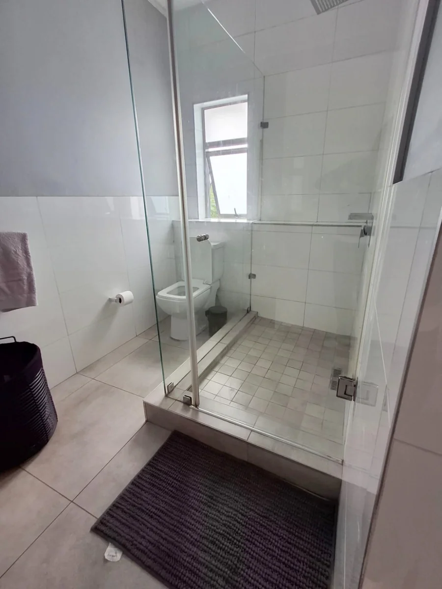 3 Bedroom contemporay apartment in Oaklands.