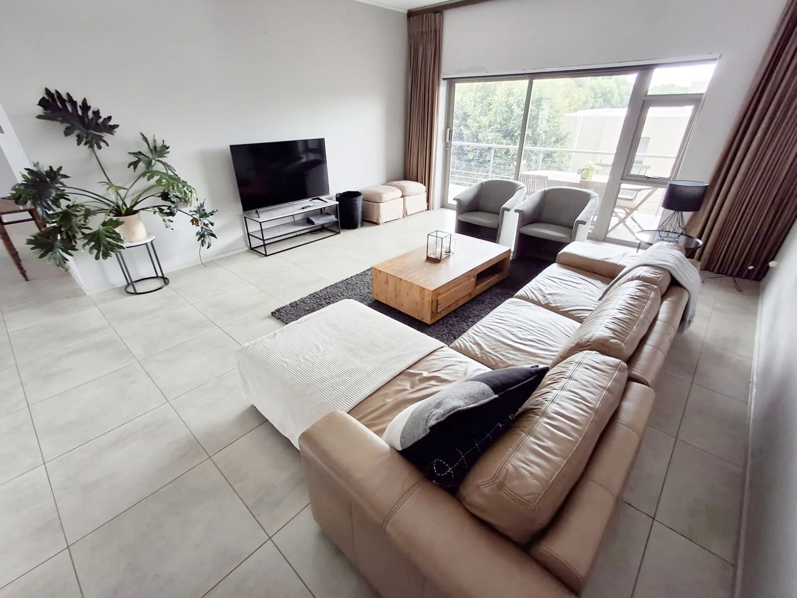 3 Bedroom contemporay apartment in Oaklands.