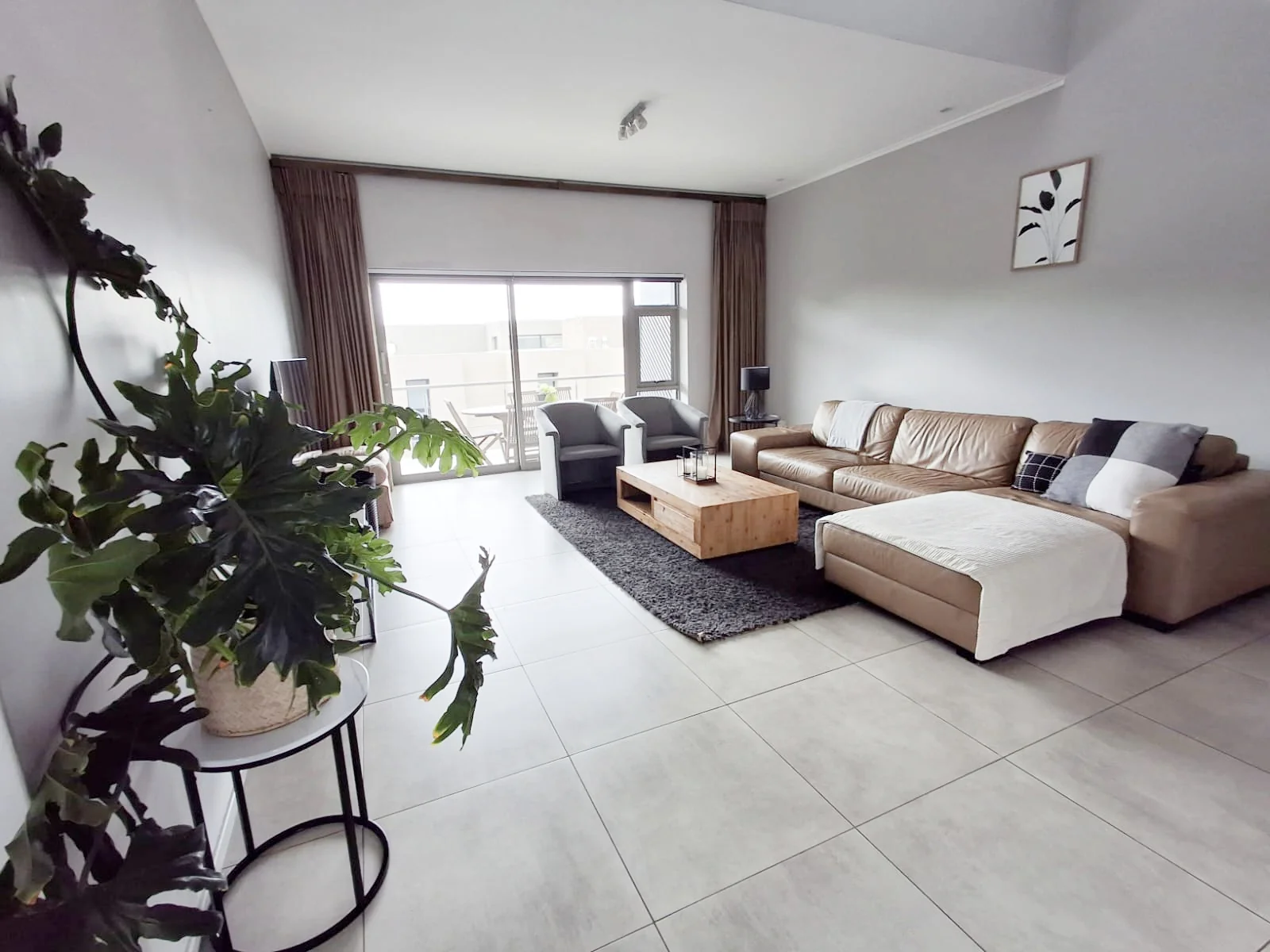 3 Bedroom contemporay apartment in Oaklands.