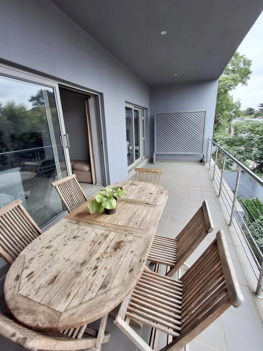 3 Bedroom contemporay apartment in Oaklands.