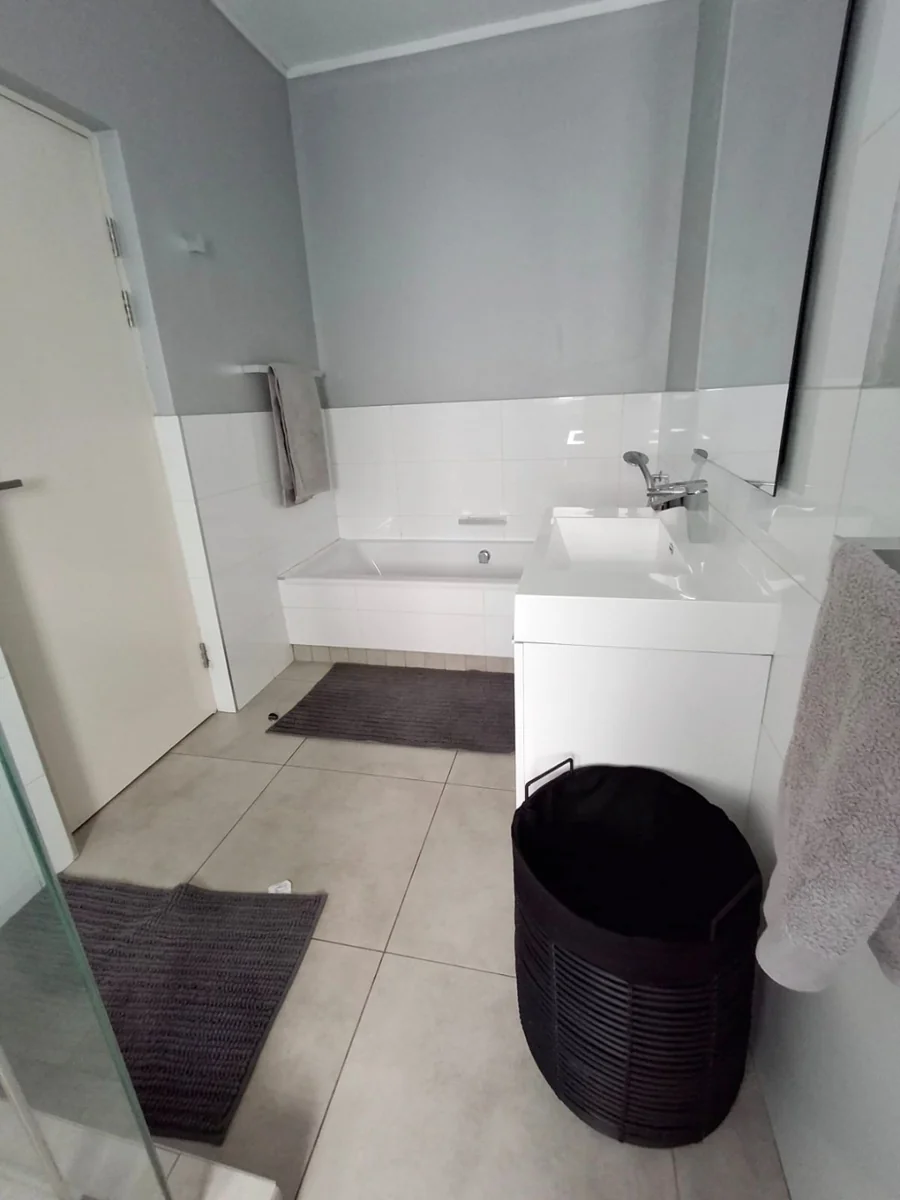 3 Bedroom contemporay apartment in Oaklands.